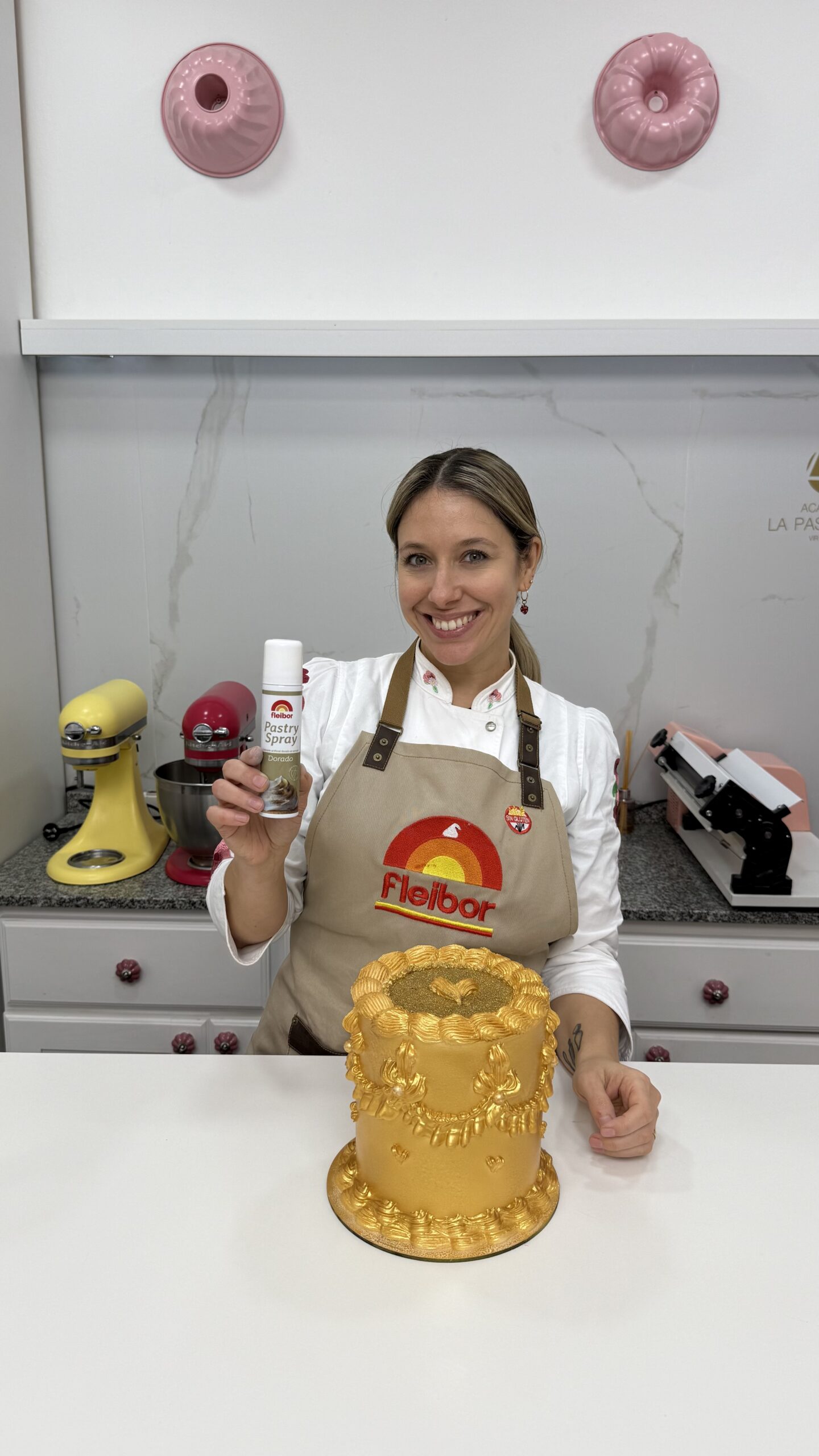 Torta dorada para colaboración de marca