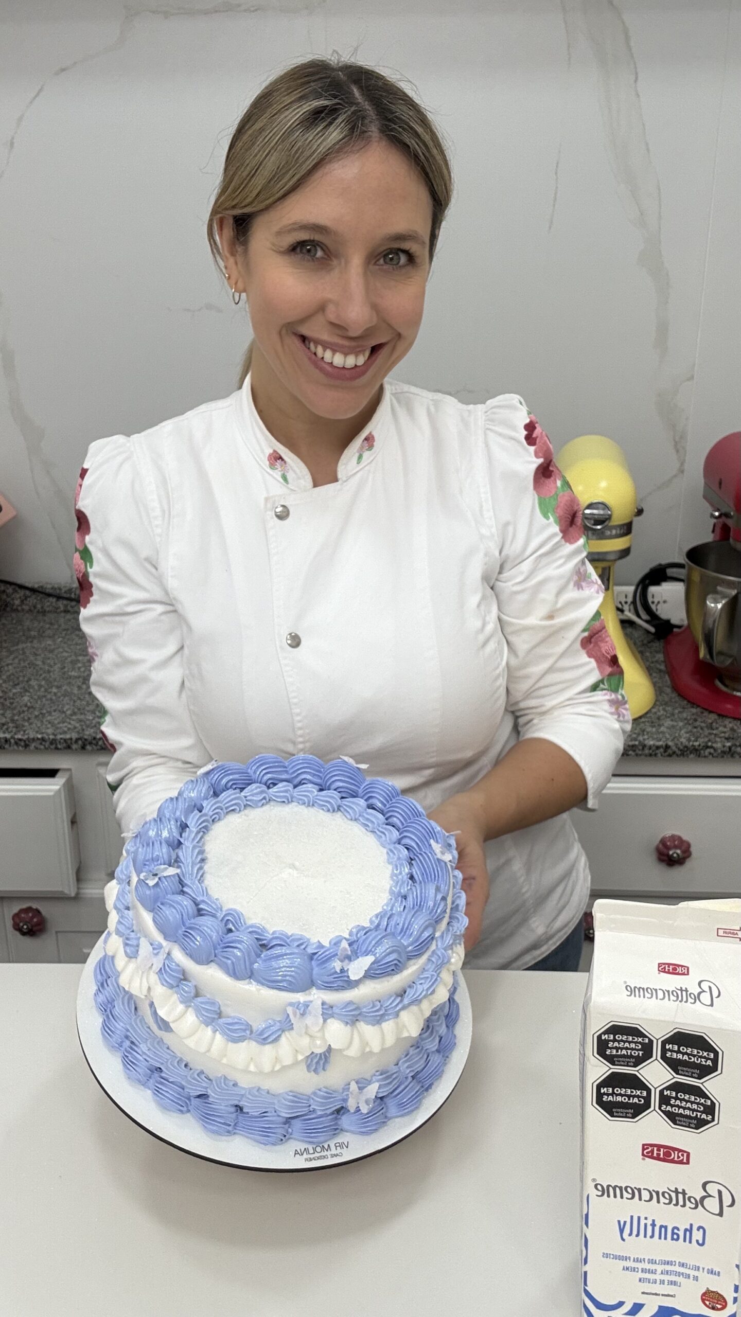 Torta celeste y blanca decorada por Vir Molina