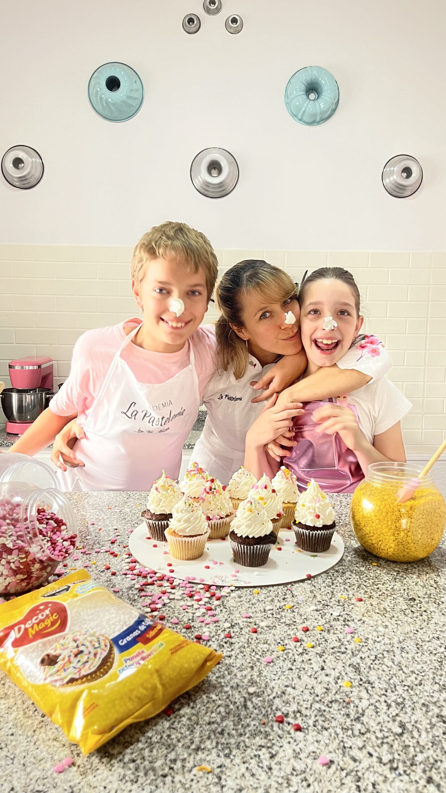Vir Molina junto a sus hijos